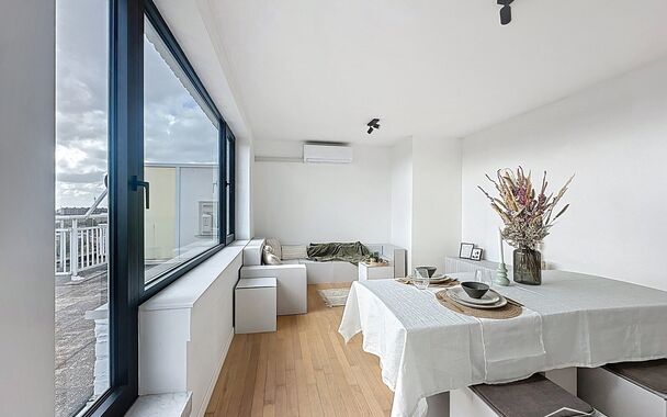 Luxueus gerenoveerd 1-slaapkamer dakappartement met een uniek dakterras ca30m² met een open uitzicht over Antwerpen en de haven van Antwerpen.
Het gerenoveerde appartement biedt alle comfort, met een ruim zonne terras, ideaal voor ontspanning. Dit appart