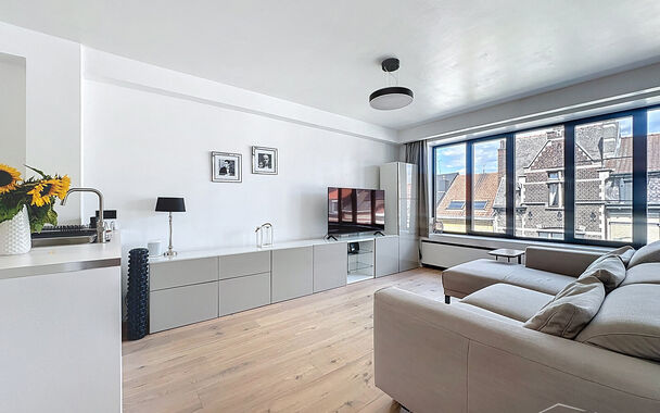 Op zoek naar een lichtrijk en instapklaar appartement met een luxueuze afwerking? In een kleinschalig en verzorgd gebouw met lift presenteren wij dit prachtig gerenoveerde appartement dat klasse en comfort uitstraalt. Bij het binnenkomen leidt de ruime ha