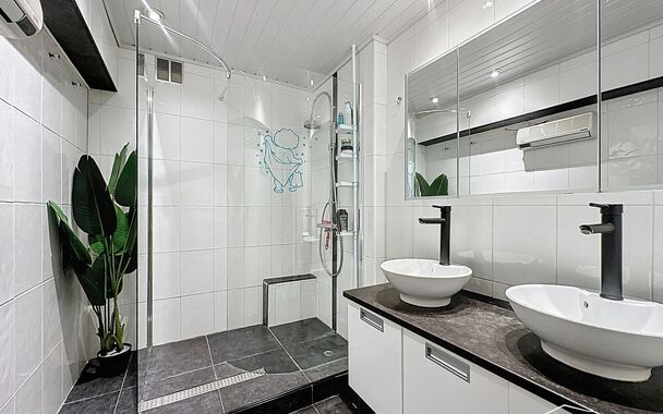 Dit appartement op de tweede verdieping werd recent gerenoveerd. Via de inkomhal bereik je vooraan de lichte woonkamer op tegelvloer. Aansluitend de ingerichte keuken uitgerust met gaskookfornuis, dubbele spoelbak, oven, koelkast met vriesvak en voldoende