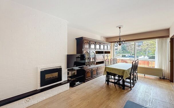 Lichtrijk gelijkvloers appartement gelegen nabij het Runcvoortpark. Bij het betreden van het appartement komt u terecht in de inkomhal met praktische inbouwkasten en een apart gastentoilet.
Aan de voorzijde bevindt zich de ruime en lichtrijke woonkamer (c