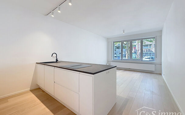 Luxueus gelijkvloers appartement met ruime zonnige tuin in de geliefde Vogeltjeswijk. Dit volledig gerenoveerde gelijkvloerse appartement combineert hedendaags comfort met een uitstekende ligging. Via de inkomhal met kvestiaire bereikt u de lichtrijke lee