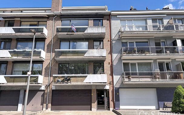Instapklaar en gerenoveerd 2-slaapkamerappartement gelegen op de 3de verdieping, met een prachtig open zicht over de atletiekpiste van Rodeloop.
De inkomhal beschikt over een apart gastentoilet. De ruime en lichtrijke leefruimte (ca. 40 m&sup2;), afgewerkt me