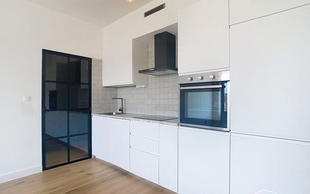 Ontdek dit volledig gerenoveerde appartement op de derde verdieping, ideaal gelegen en instapklaar!
Via de ruime inkomhal (ca. 6 m&sup2;) met ingemaakte kasten en parketvloer betreedt u het appartement. De lichtrijke leefruimte (ca. 31 m&sup2;) aan de voorzijde b