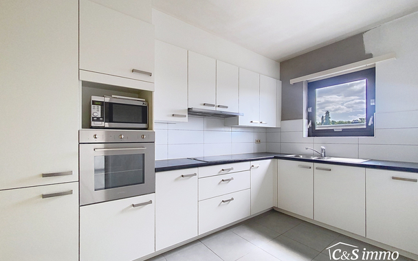 Ontdek dit appartement op de tweede verdieping van een kleinschalig gebouw in een rustige straat. 
Via de inkom, voorzien van berging en priv&eacute; toilet komen we bij de ruime en lichtrijke woonkamer (ca 40m&sup2;) met aansluitend een gesloten keuken voorzien va