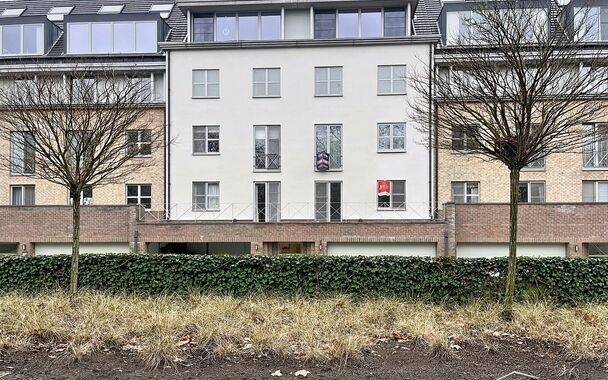 Lichtovergoten en zonnig appartement met een prachtig open uitzicht op de holes van de Golf van Brasschaat. Bij binnenkomst een ruime inkomhal met apart toilet. De uitnodigende woon- en eetkamer op parketvloer (ca. 31m&sup2;), biedt toegang tot het zonnige te