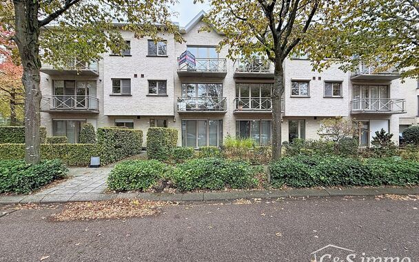 Lichtovergoten en zonnig appartement met een open uitzicht op een groen pleintje. Bij binnenkomst een ruime inkomhal met apart toilet met handenwasser. De uitnodigende woon- en eetkamer op keramische tegelvloer (ca. 30m&sup2;), biedt toegang tot het zonnige t