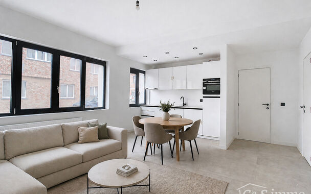 Laatse unit te koop met mooi rendement
Stap binnen in dit smaakvol afgewerkte appartement, gelegen in een klasse vol gerenoveerd gebouw op wandelafstand van het centrum van Edegem.
De inkomhal biedt directe toegang tot de moderne open keuken, volledig uit