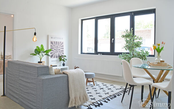 Laatse unit te koop met mooi rendement
Stap binnen in dit smaakvol afgewerkte appartement, gelegen in een klasse vol gerenoveerd gebouw op wandelafstand van het centrum van Edegem.
De inkomhal biedt directe toegang tot de moderne open keuken, volledig uit