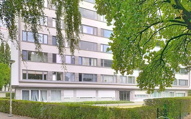 Dit te renoveren gelijkvloerse appartement bevindt zich in een goed onderhouden gebouw op het Frederik Van Eedenplein te Linkeroever, een toplocatie vlak bij winkels, scholen, sportaccommodaties en openbaar vervoer. Bovendien ligt het pand aan een gezelli