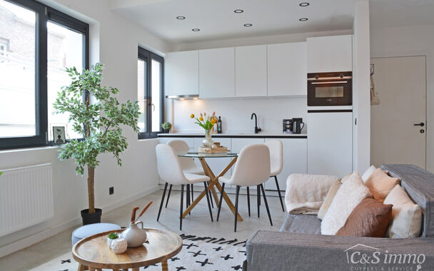 Laatse unit te koop met mooi rendement
Stap binnen in dit smaakvol afgewerkte appartement, gelegen in een klasse vol gerenoveerd gebouw op wandelafstand van het centrum van Edegem &Mortsel .
De inkomhal biedt directe toegang tot de moderne open keuken, vo