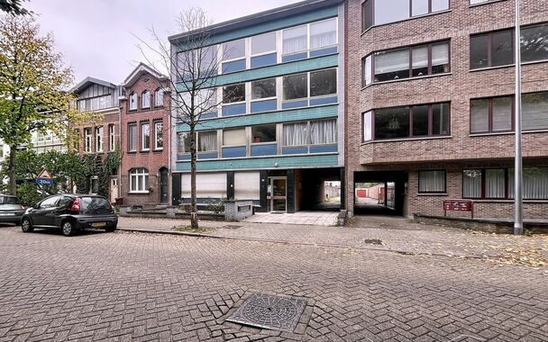 Lichtrijk appartement met groen uitzicht op toplocatie in Deuzeld.
Op de tweede verdieping bevindt zich dit goed gelegen en bijzonder lichtrijke appartement met een prachtig, open zicht op het groen. De ligging is ideaal op wandelafstand van parken, winke