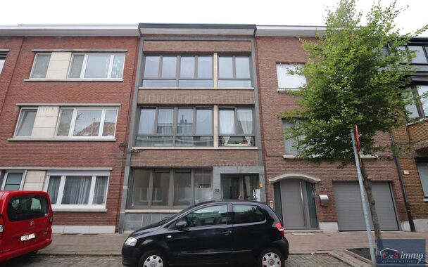 Goed onderhouden appartementsgebouw in één van de mooiste straten van Merksem, op de grens met Schoten.
Dit charmante gebouw is goed onderhouden en ligt in een rustige, groene straat, ideaal gelegen nabij winkels, scholen en openbaar vervoer.Het gelijkv