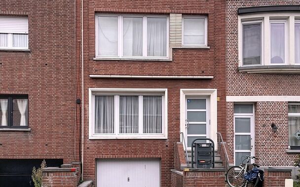 Goed onderhouden gebouw bestaande uit drie afzonderlijke appartementen, elk met één slaapkamer op wandelafstand van het Rivierenhof.
Gelijkvloers appartement (ca. 63 m²) met één slaapkamer en een koer.
Eerste en tweede verdieping (elk ca. 60 m²) zij