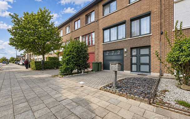 Ontdek deze ruime bel-etagewoning, rustig gelegen in een doodlopende straat en boordevol mogelijkheden. De woning is reeds functioneel ingericht, maar biedt de nieuwe eigenaar nog de kans om ze verder af te werken en volledig naar eigen smaak te modernise