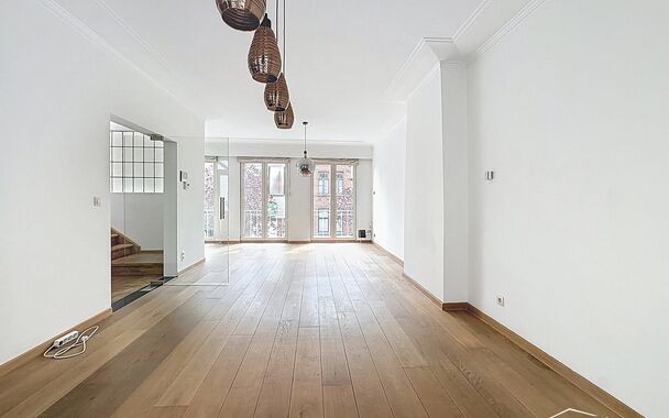 Deze prachtig gerenoveerde woning is gelegen in een zeer mooie en rustige straat en heeft een charmante voorgevel die de sfeer van het pand direct doet opvallen.
Op de gelijkvloerse verdieping bevindt zich een ruime garage, die plaats biedt aan twee auto'