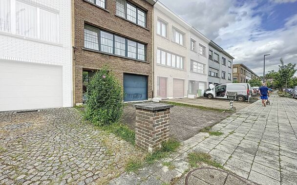 Deze ruime bel-&eacute;tagewoning met garage en tuin is gelegen in de groene en gegeerde wijk &ldquo;Lambrechtshoeken&rdquo;.
Via de ruime inkomhal betreedt u de woning, met rechtstreekse toegang tot de garage die is uitgerust met praktische maatkasten. Achteraan bevin