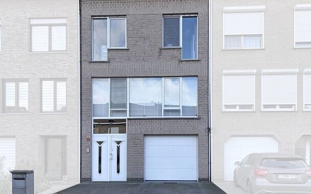 Gezellige woning met zonnige tuin, gelegen aan de toekomstige 'Merksemse tuinen'. Inkomhal met gastentoilet, voorzien van een handenwasser, en een praktische vestiaire. Op de eerste verdieping bevindt zich een ruime en lichtrijke leefruimte (ca. 37 m&sup2;), 