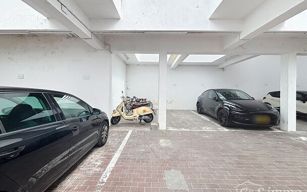 Aparte autostaanplaatsen te huur
Zeer goed gelegen locatie: op het Antwerpse Zuid, vlakbij de Antwerpse Ring
Plek voor 19  auto's 
Fietsenstalling aanwezig 
Elektriciteit aanwezig