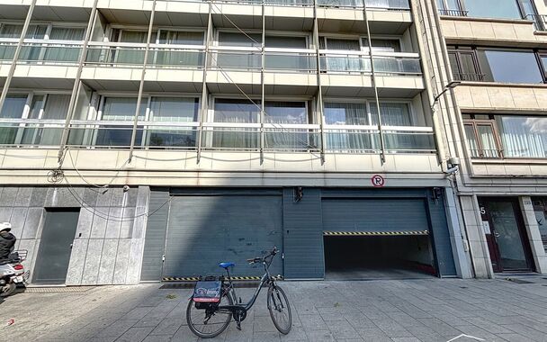 Staanplaats te koop nabij Operaplein. 28 000 euro vraagprijs + 12% registratierechten. Vaste kost 30 euro/ maand