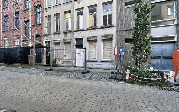 Interessante eigendom bestaande uit twee aanpalende panden op &eacute;&eacute;n perceel, gelegen op een totale perceeloppervlakte van 327 m&sup2;. De bestaande bebouwing komt in aanmerking voor afbraak, waardoor het geheel interessante mogelijkheden biedt als projectgron