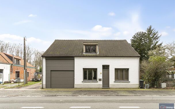 Verrassend ruime gerenoveerde gezinswoning met achterliggend duplex magazijn.
Achter deze gevel schuilt een uitzonderlijk ruime gerenoveerde woning waar wonen en werken perfect samenkomen.
De woning verwelkomt u in een woonkamer van ca. 30 m&sup2; op laminaat