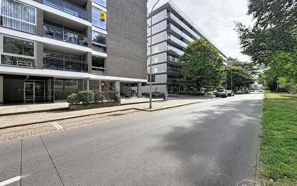 Casco winkelruimte / handelspand ca 35m&sup2; met ruime etalage op een commerci&euml;le ligging. Dankzij de sterke commerci&euml;le ligging, de vlotte bereikbaarheid vormt dit pand een ideale uitvalsbasis voor zelfstandigen, vrije beroepen of dienstverlenende activit