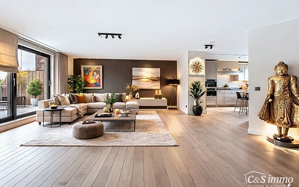 Op de vijfde verdieping van een verzorgd gebouw vindt u dit prachtige dakappartement van 137 m&sup2;, gerenoveerd in 2019, dat comfort en stijl perfect combineert.
De grote leefruimte van 44 m&sup2; met ruime raampartijen en parketvloer geniet van veel licht en b