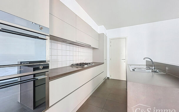 Prachtige duplex op het Eilandje in de Londenstraat, gelegen op de 3de en 4de verdieping van een verzorgd gebouw. De lift komt rechtstreeks uit in het appartement, wat zorgt voor extra comfort en privacy. Op de 4de verdieping bevindt zich de ruime en lich