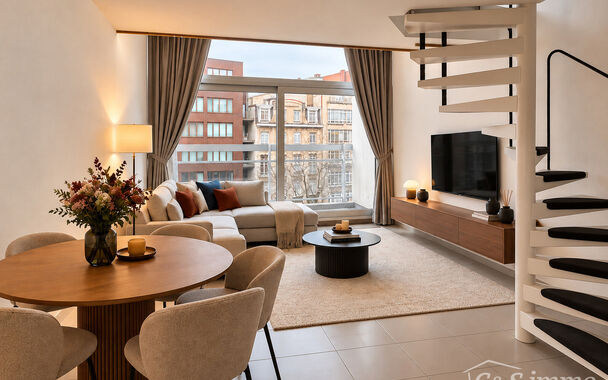 Duplex studio met terrasje (zuid gericht)  nabij centraal station, autostrade en de winkels. In een goed onderhouden gebouw, gelegen op de 4e verdieping. Inkomhal met apart toilet en vestiaire, open keuken met kookplaat, dampkap en ijskast. Lichte woon- e