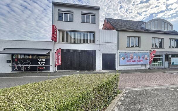In het hartje van Wuustwezel bevindt zich dit ruime duplex appartement in klassieke afwerking. Inkomhal, ruime woon- en eetkamer (ca40m²) waar u geniet van een mooi open uitzicht op de kerk. Ingerichte verzorgde keuken met inductie kookplaat, dampkap, va
