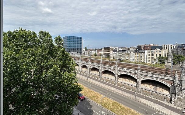 Duplex studio met terrasje nabij centraal station, autostrade en de winkels. In een goed onderhouden gebouw, gelegen op de 4e verdieping. Inkomhal met apart toilet en vestiaire, open keuken met kookplaat, dampkap en ijskast. Lichte woon- en eetkamer (ca. 