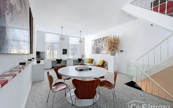Op een uitstekende ligging, vlak bij het Justitiepaleis op het Antwerpse Zuid en toch in alle rust, bevindt zich dit elegante duplexappartement. Het appartement maakt deel uit van een kleinschalig gebouw met slechts twee wooneenheden en strekt zich uit ov
