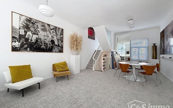 Op een uitstekende ligging, vlak bij het Justitiepaleis op het Antwerpse Zuid en toch in alle rust, bevindt zich dit elegante duplexappartement. Het appartement maakt deel uit van een kleinschalig gebouw met slechts twee wooneenheden en strekt zich uit ov
