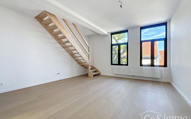 Tip top afgewerkt duplex appartement met terras en 2 slaapkamers.  Dit appartement biedt een perfecte balans tussen comfort en stijl, gelegen in de levendige en vernieuwende wijk Stuivenberg. Bij binnenkomst inkomhal met een apart toilet. De lichtrijke le