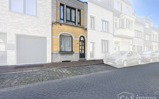 Bent u op zoek naar een instapklare woning op een centrale en groene locatie? Deze charmante eengezinswoning, gelegen dichtbij het prachtige Rivierenhof, combineert ruimte, licht en functionaliteit.
Op het gelijkvloers bevinden zich momenteel twee volwaar