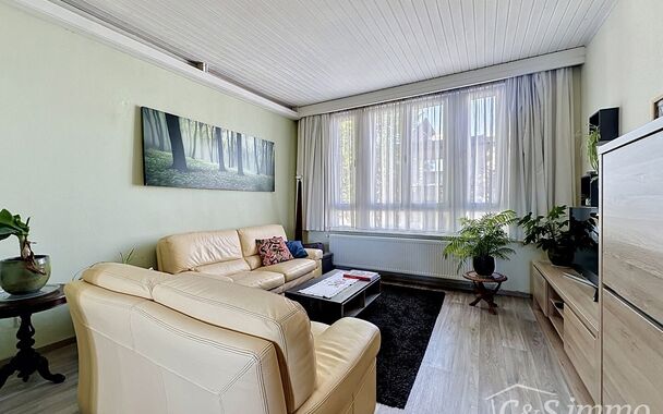 Bent u op zoek naar een instapklare woning op een centrale en groene locatie? Deze charmante eengezinswoning, gelegen dichtbij het prachtige Rivierenhof, combineert ruimte, licht en functionaliteit.
Op het gelijkvloers bevinden zich momenteel twee volwaar