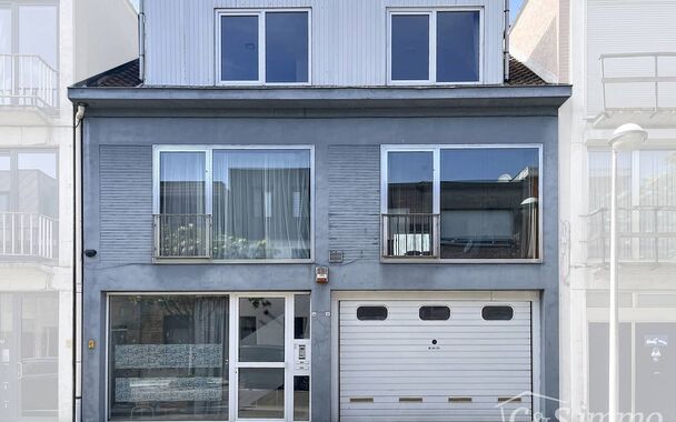 Gebouw met op het gelijkvloers de mogelijkheid tot een commerci&euml;le handelsruimte en een ruime duplexwoning (ca.180m&sup2;), centraal gelegen in Hoboken.
Het gelijkvloers beschikt over een ruime garage met plaats voor twee wagens, een bureau en een praktische