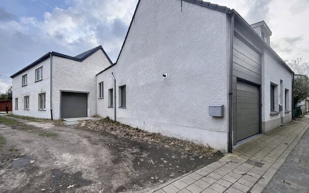 Verrassend ruime gerenoveerde gezinswoning met achterliggend magazijn en stijlvolle loft.
Achter deze gevel schuilt een uitzonderlijk ruime gerenoveerde woning waar wonen en werken perfect samenkomen.
De woning verwelkomt u in een woonkamer van ca. 30 m&sup2;