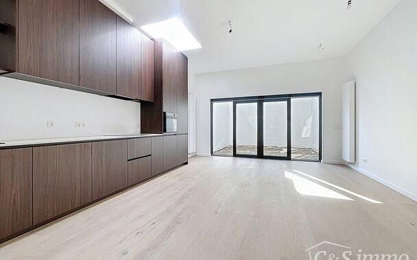 Dit charmante vernieuwde gelijkvloers appartement met tuin,  biedt een perfecte balans tussen comfort en stijl met de luxe van een zongerichte buitenruimte. Het appartement is gelegen in een kleinschalig gebouw, gelegen in de levendige en vernieuwende wij