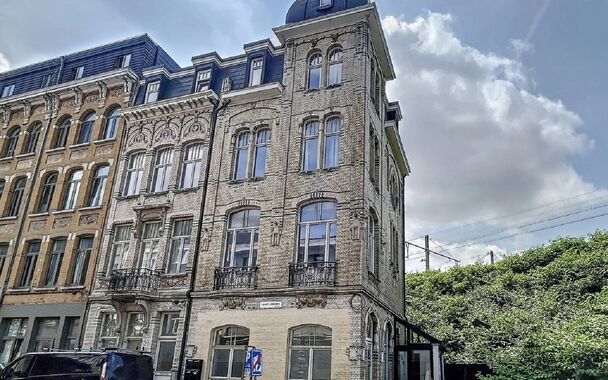 Uniek gerenoveerd 1-slaapkamer appartement (ca.90m&sup2;) in authentiek gebouw aan 'den Dam'. Ruime en lichte woonkamer (ca. 30m&sup2;) op keramische tegel. Aansluitend open keuken met kookeiland (ca. 18m&sup2;), deze is volledig uitgerust met kwaliteitsvolle toestel