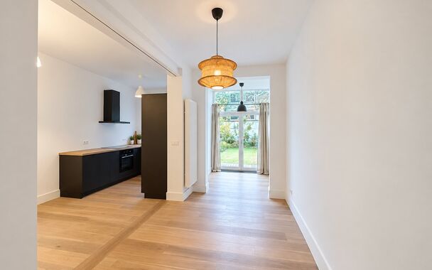 Dit volledig gerenoveerde gelijkvloerse appartement ligt op een gunstige locatie in Deurne, vlak bij groen &eacute;n de stad. De lichtrijke leefruimte sluit aan op de volledig uitgeruste open keuken en geeft via het grote schuifraam toegang tot de zonnige, west
