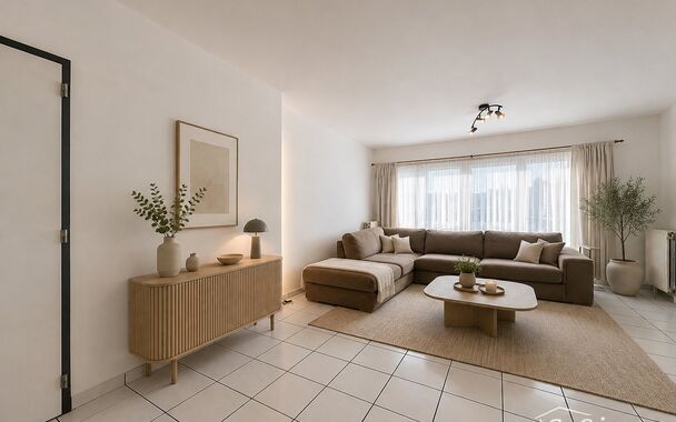 Dit ruime en lichtrijke gelijkvloers appartement combineert een praktische indeling met heel wat extra mogelijkheden.
Via de inkomhal kom je binnen in de ruime leefruimte met grote raampartijen die voor veel natuurlijk licht zorgen. Aansluitend bevindt zi