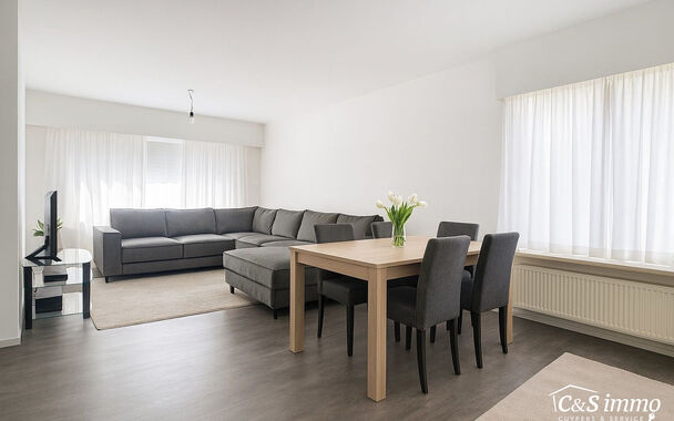 Ontdek dit appartement op de gelijkvloerse verdieping van een kleinschalig gebouw in een rustige straat. 
Via de inkom, voorzien van berging en privé toilet komen we bij de ruime en lichtrijke woonkamer (ca 40m²) met aansluitend een gesloten keuken voor