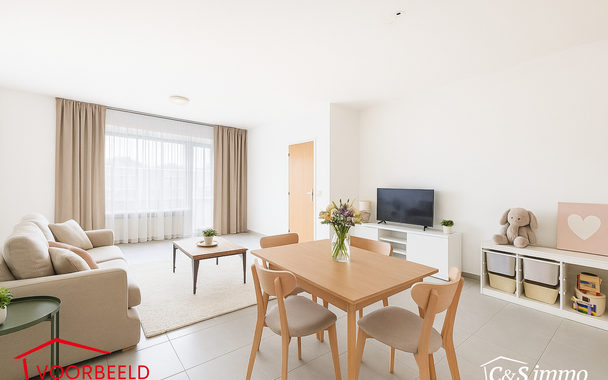 Ontdek dit appartement op de gelijkvloerse verdieping van een kleinschalig gebouw in een rustige straat. 
Via de inkom, voorzien van berging en privé toilet komen we bij de ruime en lichtrijke woonkamer (ca 40m²) met aansluitend een gesloten keuken voor