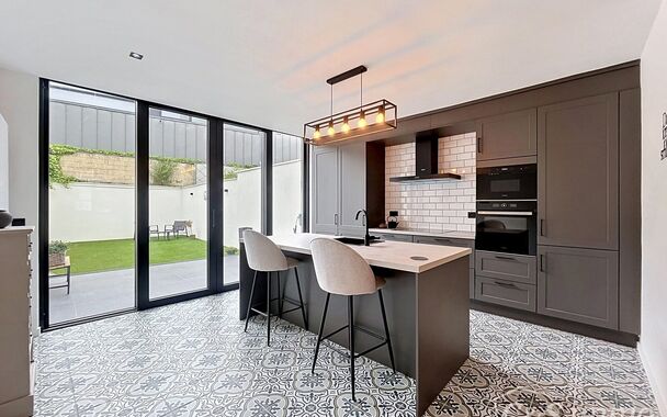 Stijlvol en energiezuinig herenhuis met ruime tuin en mogelijkheid tot vier slaapkamers, rustig gelegen aan de Dam op wandelafstand van Park Spoor Noord.
De woning verwelkomt u met een inkomhal met hoge plafonds en gastentoilet. De lichtrijke leefruimte m