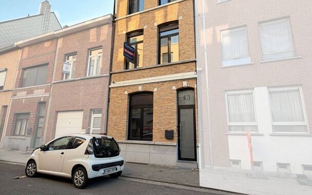 Stijlvol en energiezuinig herenhuis met ruime tuin en mogelijkheid tot vier slaapkamers, rustig gelegen aan de Dam op wandelafstand van Park Spoor Noord.
De woning verwelkomt u met een inkomhal met hoge plafonds en gastentoilet. De lichtrijke leefruimte m
