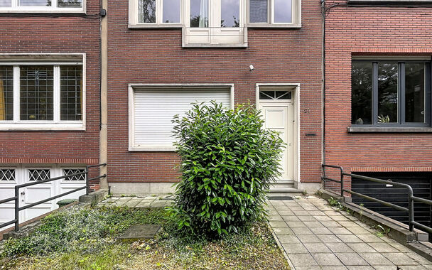 Charmant gerenoveerde woning met 3 slaapkamers en zonnige tuin, gelegen op wandelafstand van station Antwerpen-Berchem. Dankzij de ligging in een doodlopende straat geniet u hier van optimale rust en privacy. Bovendien bevindt zich aan het begin van de st