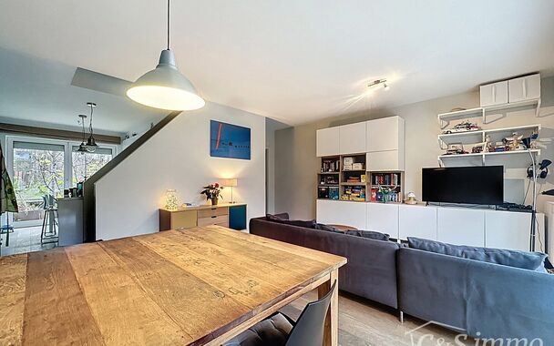 Deze moderne en energiezuinige halfopen bebouwing biedt alle comfort voor een groot gezin of wie houdt van ruimte. De woning beschikt over 5 slaapkamers, een zonnige tuin en een praktische indeling met kwalitatieve afwerking.
Bij binnenkomst betreed je de