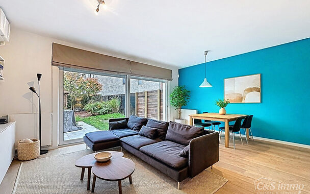 Deze moderne en energiezuinige halfopen bebouwing biedt een uitzonderlijk wooncomfort en is ideaal voor een groot gezin of voor wie ruimte en kwaliteit weet te appreci&euml;ren. De woning telt maar liefst vijf volwaardige slaapkamers, een zonnige tuin en een 