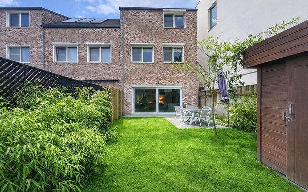 Deze moderne en energiezuinige halfopen bebouwing maakt deel uit van &eacute;&eacute;n van de eerste woonprojecten in de gegeerde wijk Regatta. Wat deze woning extra bijzonder maakt, is haar halfopen karakter &eacute;n de vrije ligging aan de achterzijde, waar geen woning 